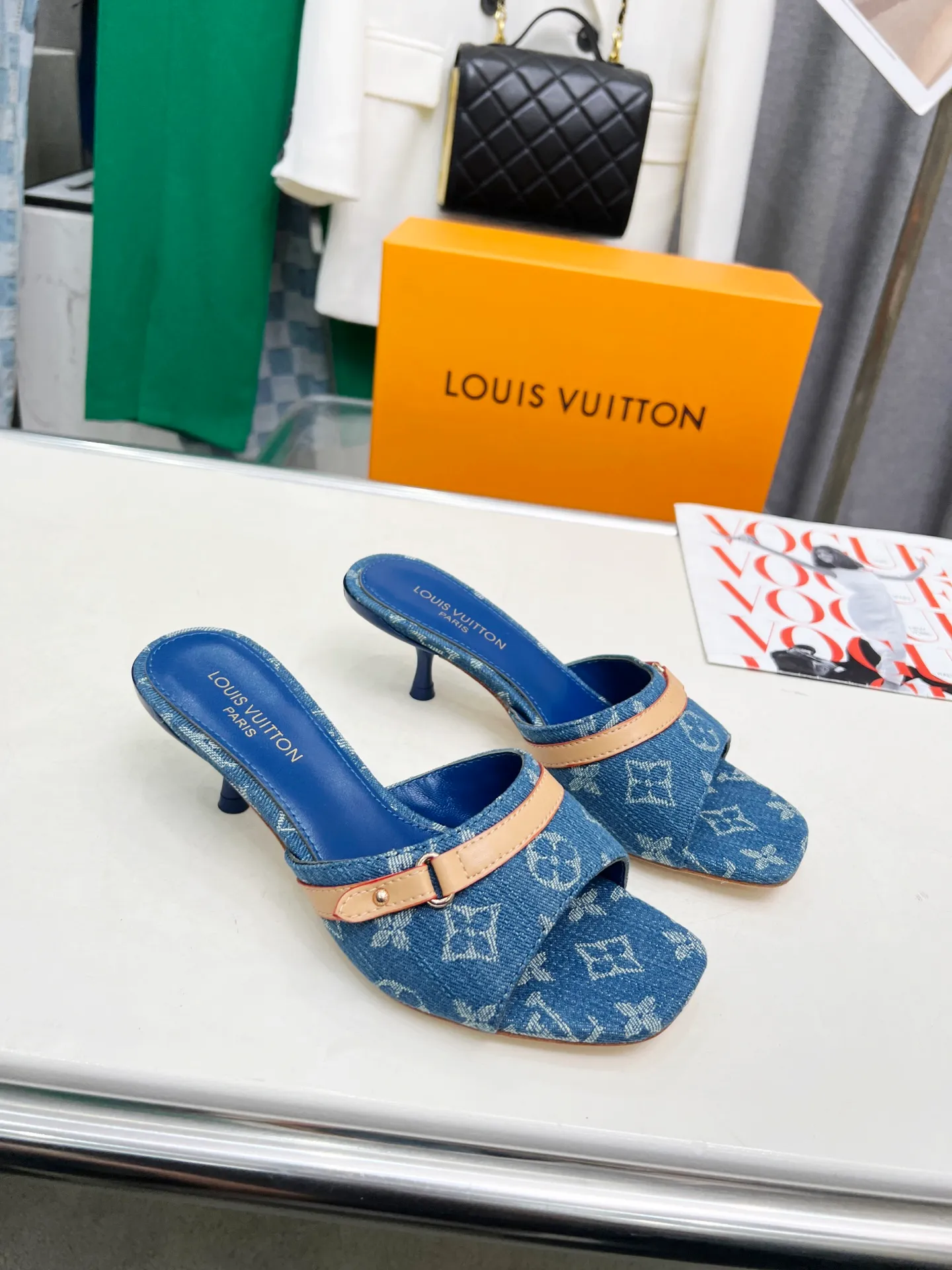 Factory direct sales👟👟Ex-factory price 440👟👟 LV new denim denim kitten heel slippers 2025 summer must-have for goddesses, original replica, super comfortable on the feet. Show off the queen's temperament, the heel height is 5.5CM, which shows your temperament without being tiring. Standard code: 35-42 (41 and 42 codes are customized, non-returnable and non-exchangeable)